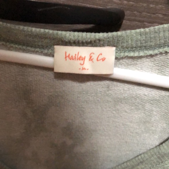 Cute top!💚 - Picture 3 of 3